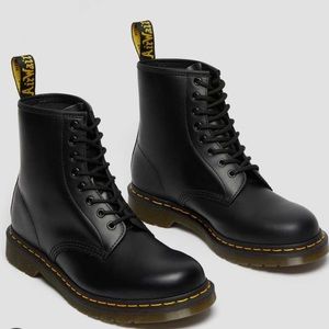 1460 black doc martens lace up